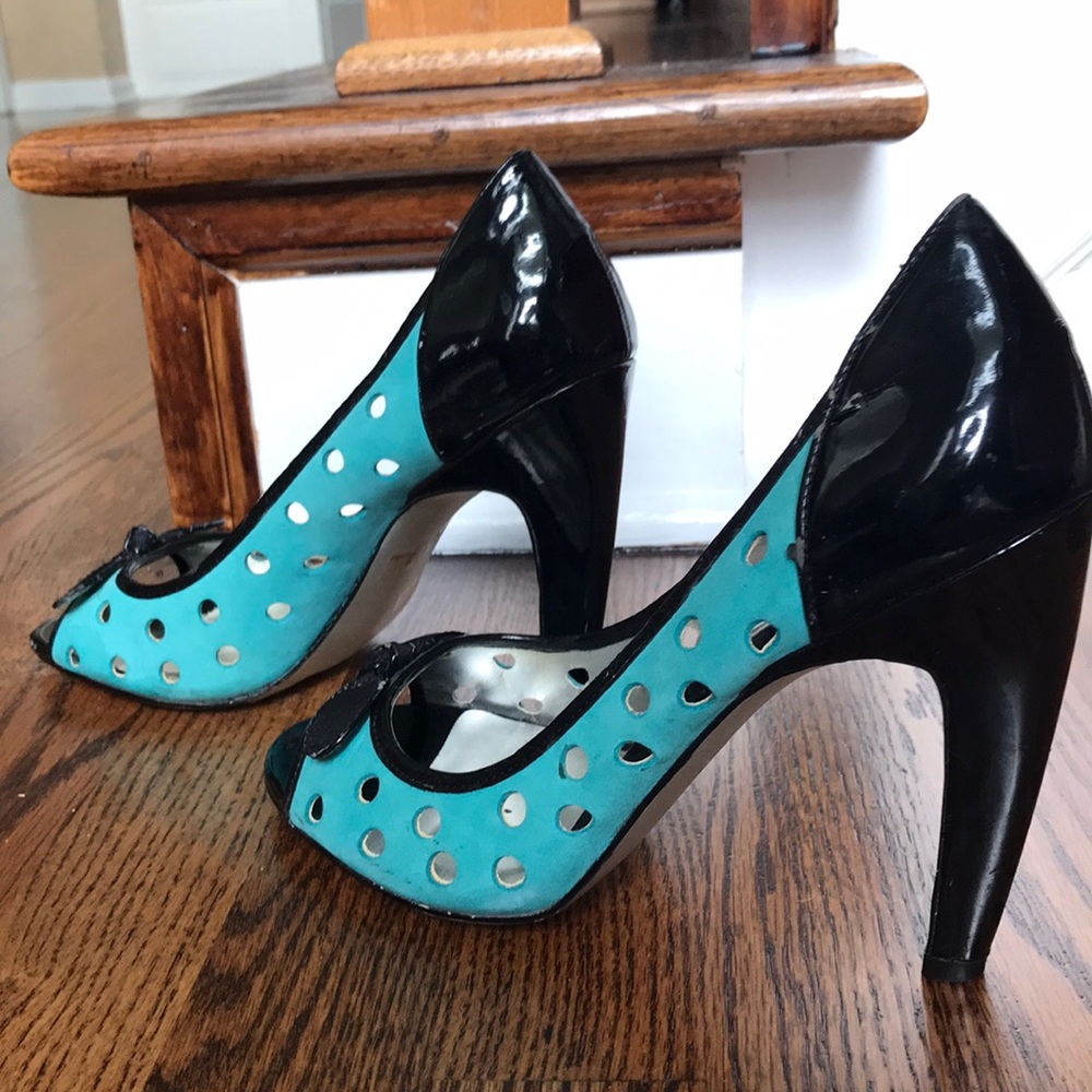 Spectacular Turquoise and black heels